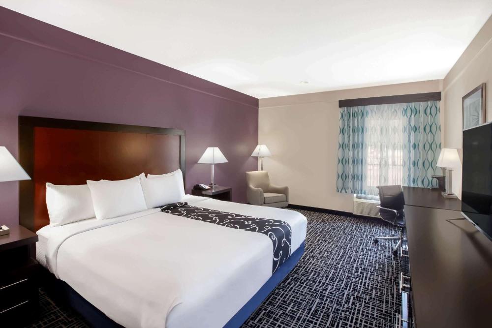 Deluxe King Room interior